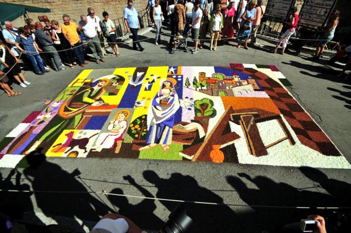 Infiorata realizzata con estrema cura 