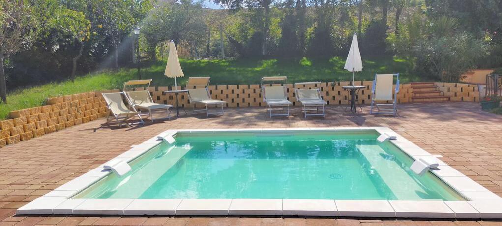 Piscina idromassaggio esterna casa-vacanze Appignano 