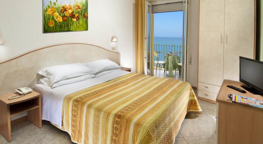 Camere con balcone vista mare a Cattolica