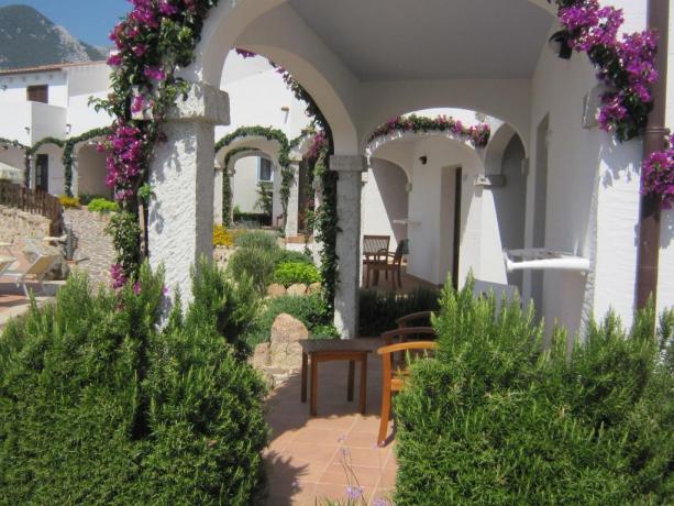 Resort con cortile ben curato ad Orosei