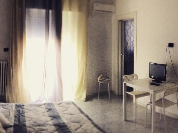 Camera matrimoniale con Tv privata a Taranto