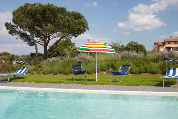 Piscina casa vacanze con appartamenti a Cortona 