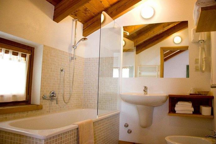 Bagno con vasca agriturismo a Giustino vicino Pinzolo 