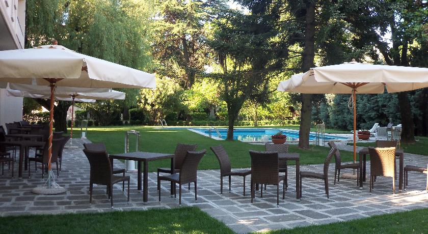 veranda fronte piscina esterna hotel Padova 