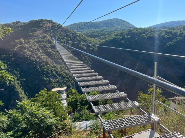 Ponte di Sellano per vacanze in famiglia