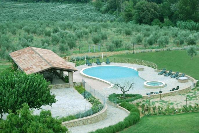 Piscina esterna con  Idromassaggio Bettona 