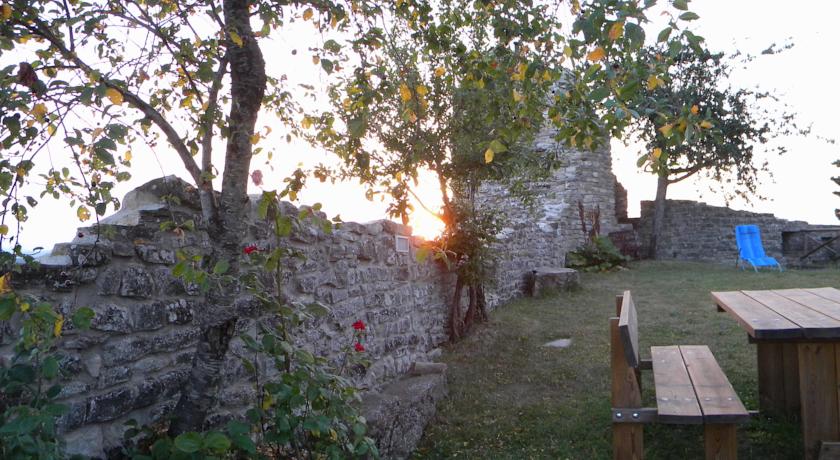 Sedie e tavoli in legno per pic nic 