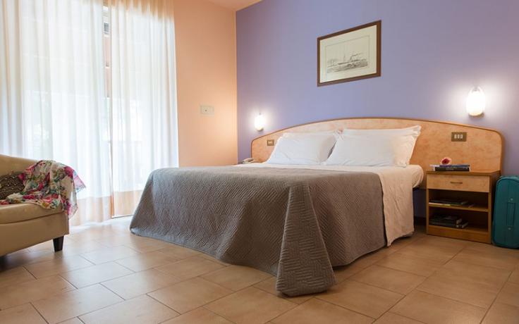 Camere-ampie-arredate-Hotel-3stelle-Lago-Trasimeno 