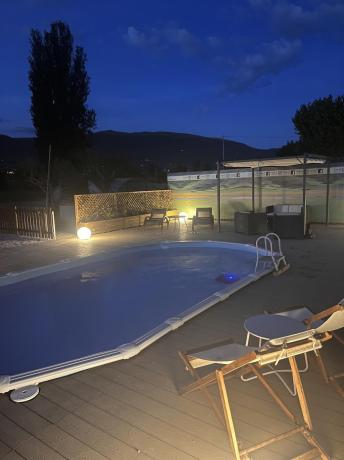 Piscina di notte, vista Assisi