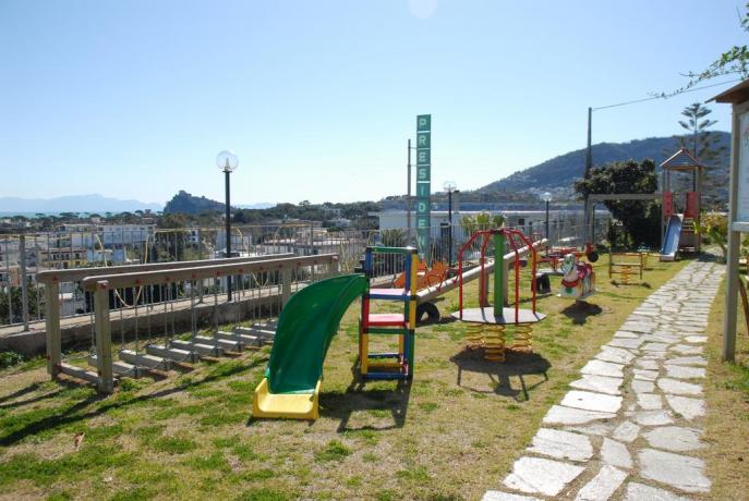 Parco giochi esterno per bambini Albergo Ischia 