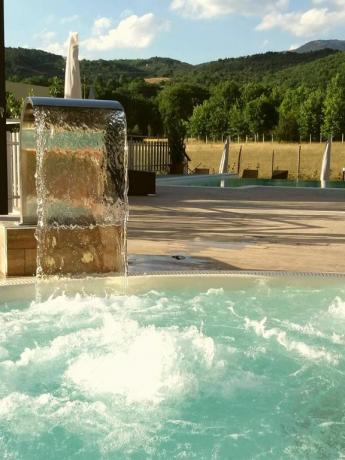 Piscina con Idromassaggio e cascata cervicale