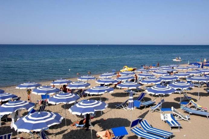 Spiaggia attrezzata con ombrelloni e lettini