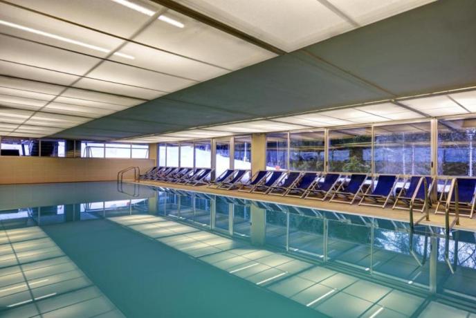 Bellissima piscina interna per momenti di relax