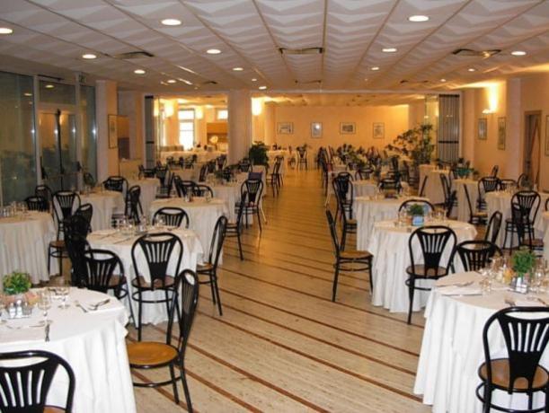 Grande sala ristorante in Hotel a Grottammare 