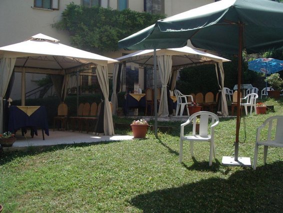 Giardino con ombrelloni ideale per relax in famiglia