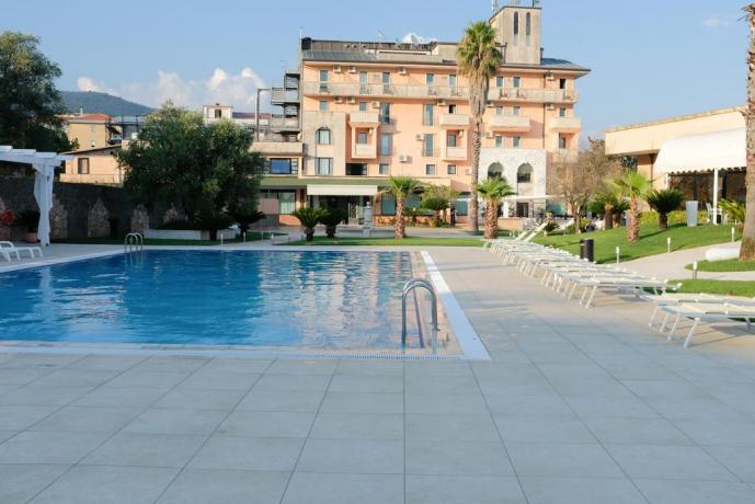 Piscina attrezzata hotel 4 stelle nel cilento.