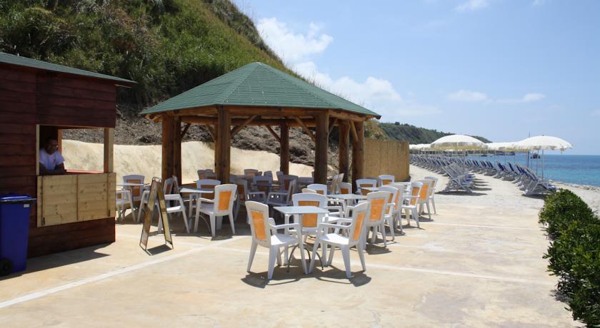Spiaggia privata con Bar in Villaggio Parghelia
