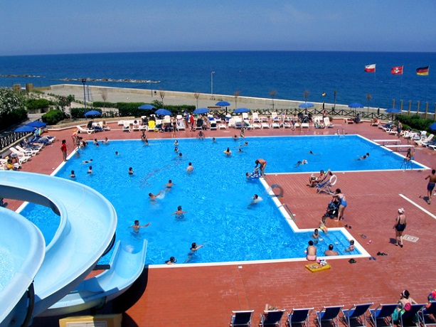 Villaggio per Famiglie con Piscina Acquascivolo Discoteca ed Animazione fronte isole Eolie, Lipari e Vulcano -  Messina Sicilia