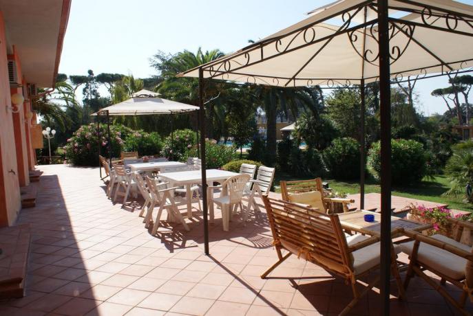 Patio attrezzato tavoli sedie hotel 3 stelle Anzio 