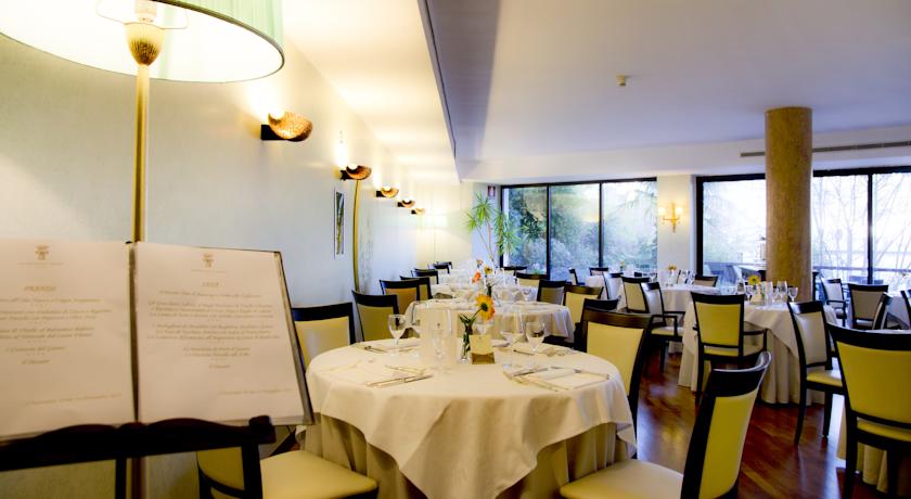 hotel**** zona ristorante interno  