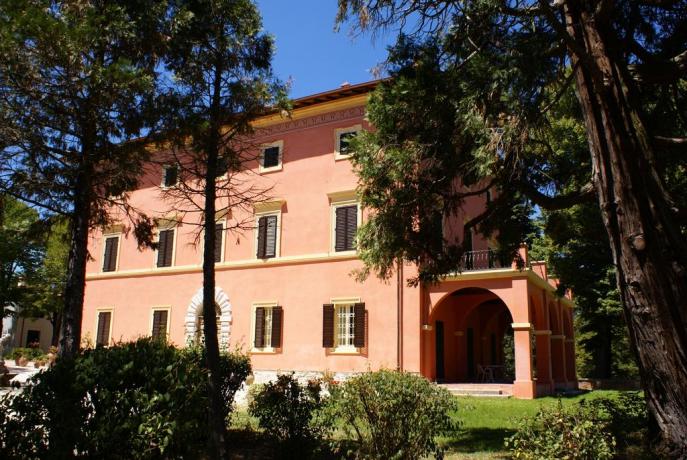 Villa con ristorante, piscina, maneggio e suite	