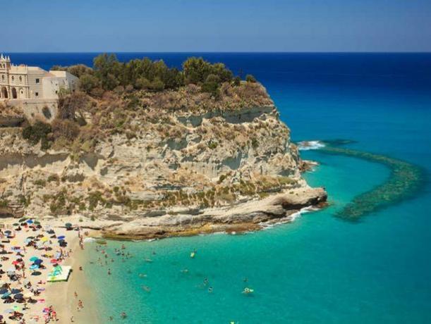 Villaggio con Animazione Piscina Spiaggia a Tropea 