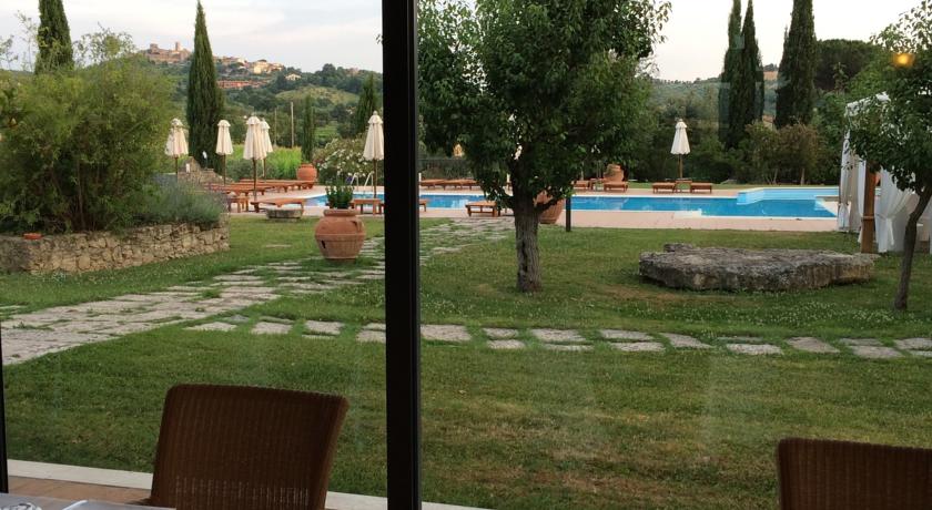 Piscina idromassaggio in agriturismo toscano 