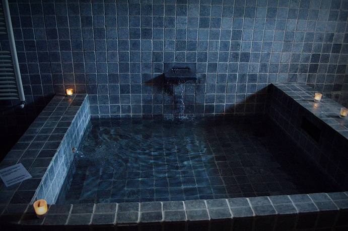 Grandi vasche a getto d'acqua