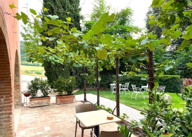 Giardino esterno arredato appartamenti-vacanze Chiusi 