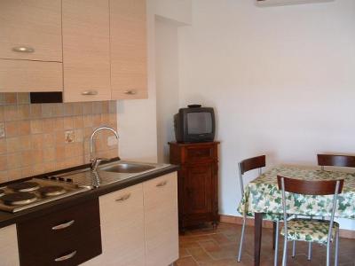cucina attrezzata degli appartamenti dell'agriturismo in maremma
