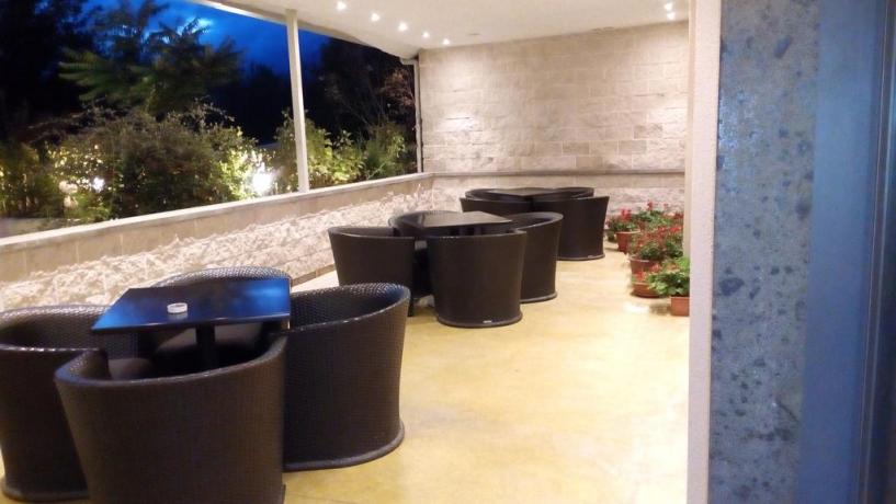 Area esterna con tavolini hotel dell'Aquila