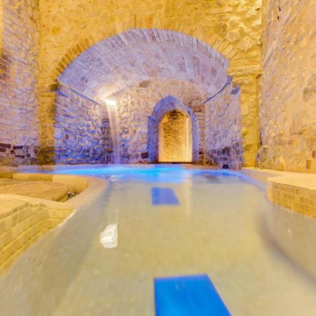 Relax di coppia in SPA con piscina coperta