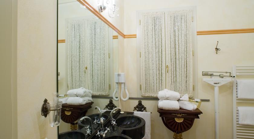 bagno con doppio lavabo e bilancia aciugapelli