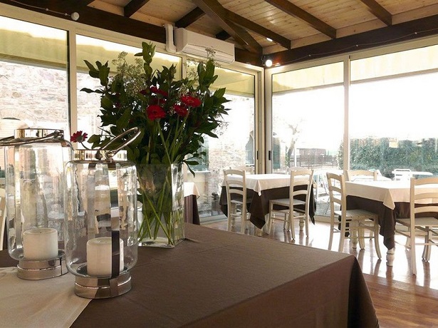 Sala Interna Ristorante con Vetrate ad Assisi
