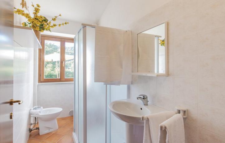 Casa Vacanza Apecchio: Trilo 5/7, bagno vista colline 