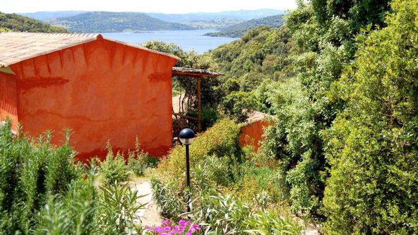 Panoramico con Piscina, immerso nella natura in tipico stile sardo, camere e suite.