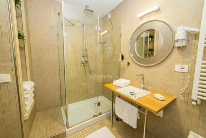 Elegante bagno camera in Hotel a Fondi