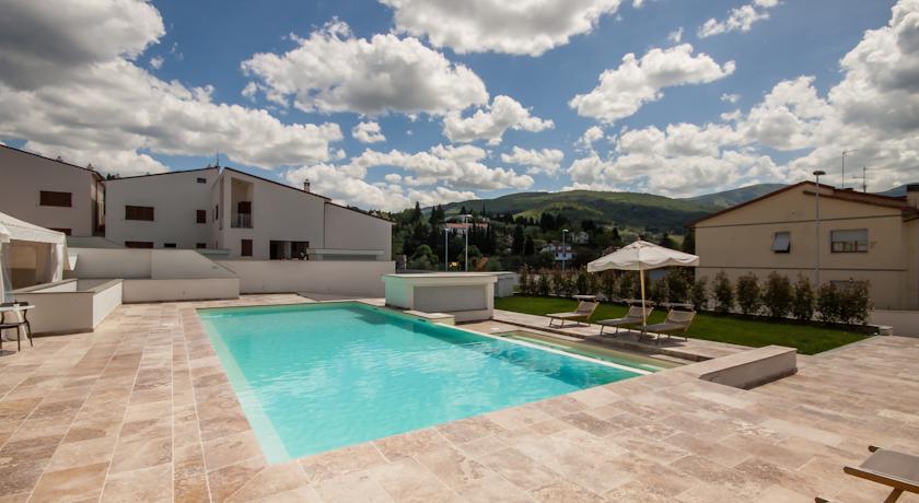 Piscina Esterna con vista panoramica sulle colline toscane 