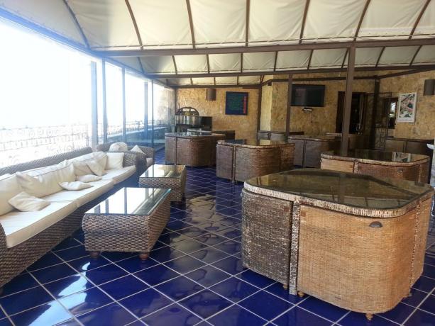 Hotel La Terra del Sole, terrazza con salotto