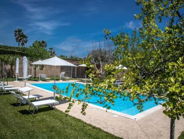 Piscina esterna resort vicino al centro Otranto