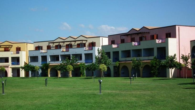 Villaggio sulla costa ionica con piscina, sport e benessere