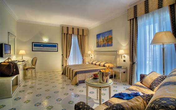 Ampia suite hotel Ischia vicino porto