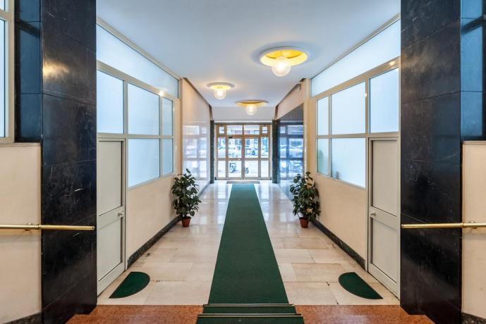Ingresso palazzo appartamento a Roma 