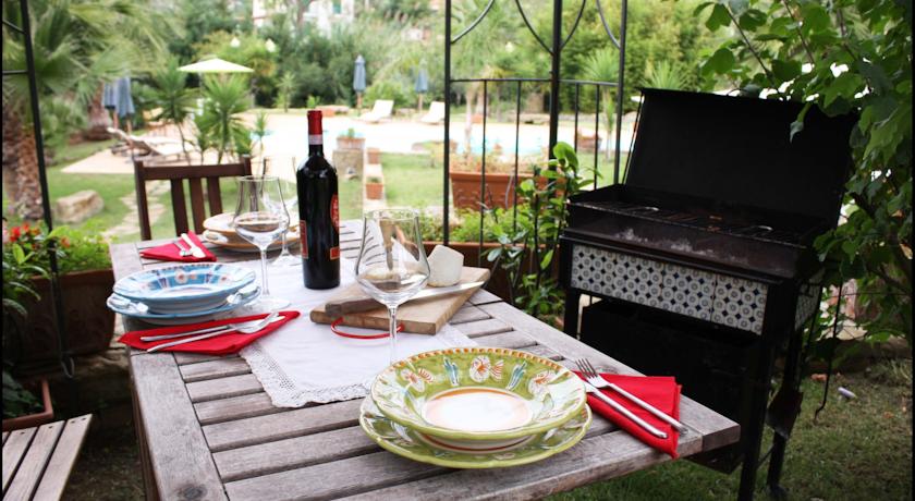 Pasti all'aperto fronte piscina 