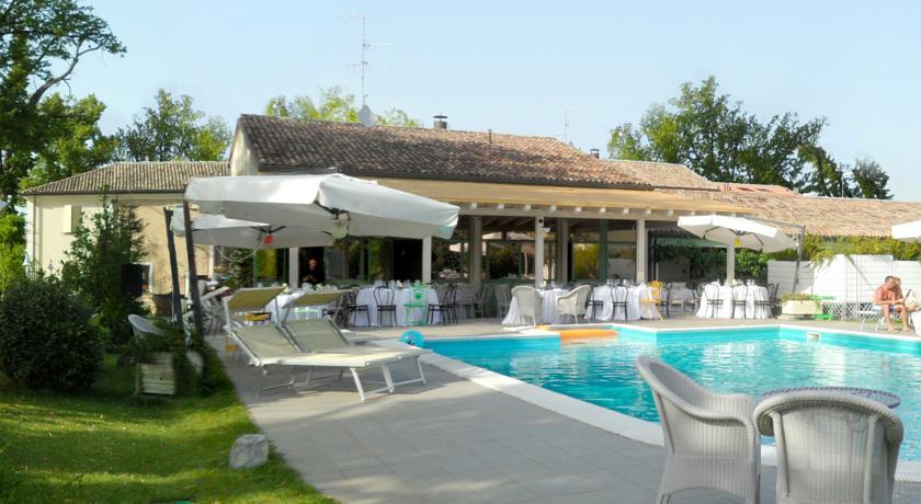 hotel-4stelle-piscina-esterna-suitelusso-ravenna