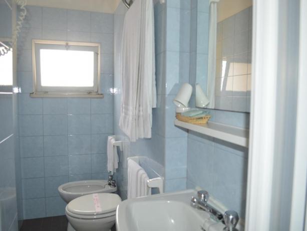 Camera matrimoniale con bagno privato in Hotel Fano