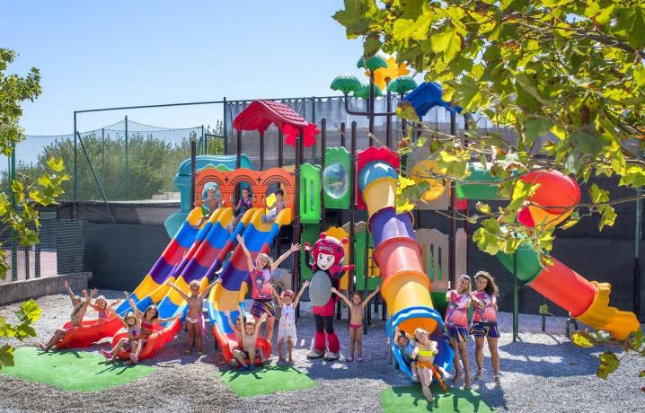 Parcogiochi gigante per bambini con piscina  