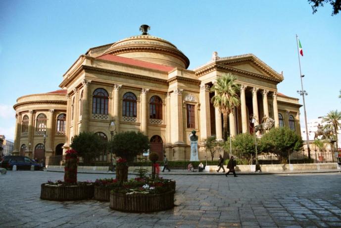 A Palermo hotel 4 stelle vicino Teatro Massimo 