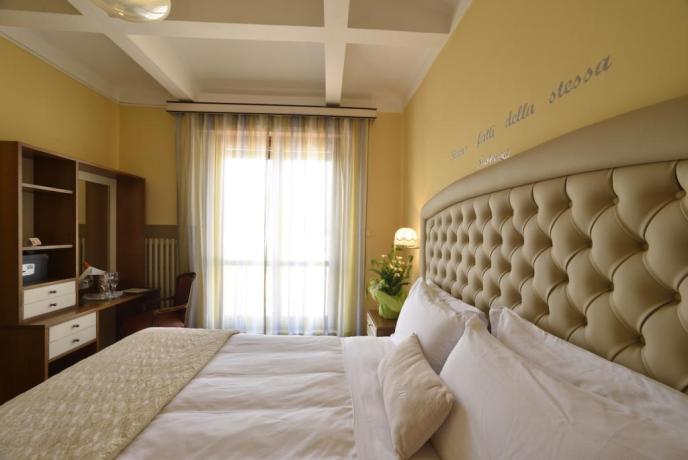 Camera-matrimoniale-con-balcone-San-Bartolomeo-a-mare Imperia