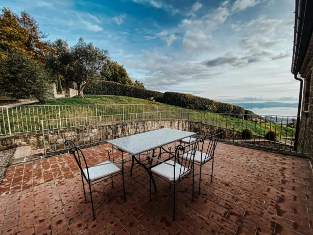 Villa esclusiva al Trasimeno, arredamento esterno